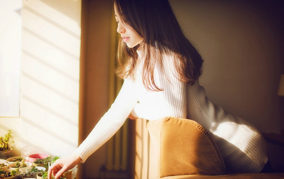 刘璝径直闯入刘璋的后院儿，询问了几个婢女家丁之后，便找到了刘璋的所在，都已经日上三竿，快到午时了，这时候竟然还在卧房，莫非真是身体不适？